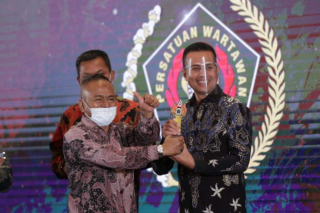 Wagub Musa Rajekshah Terima Penghargaan Golden Award SIWO PWI Pusat 2020