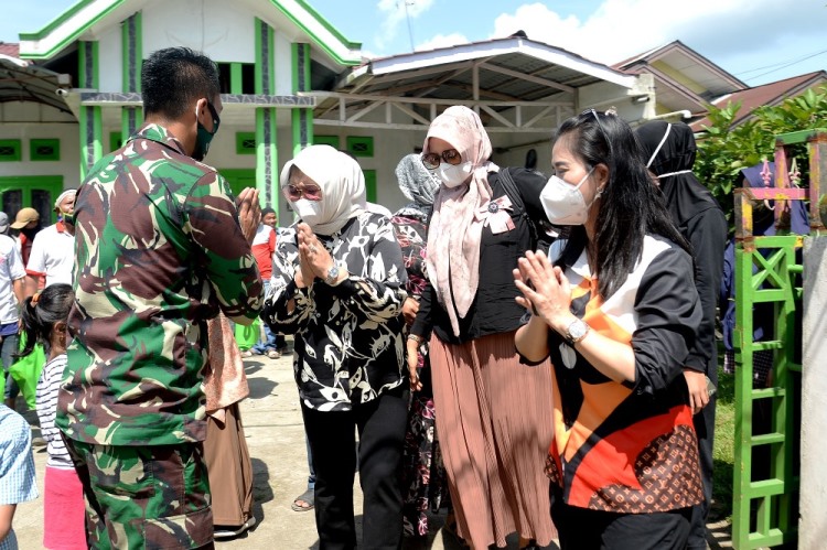 Kunjungi Panti Werdha Ketua PKK Sumut Serahkan Bantuan