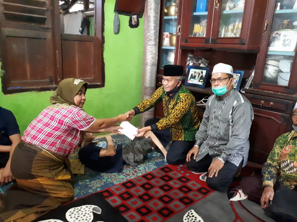 Wabup Palas Berikan Santunan Kepada Ayu Martua Lubis ,Penderita Cacat Bawaan Lahir .