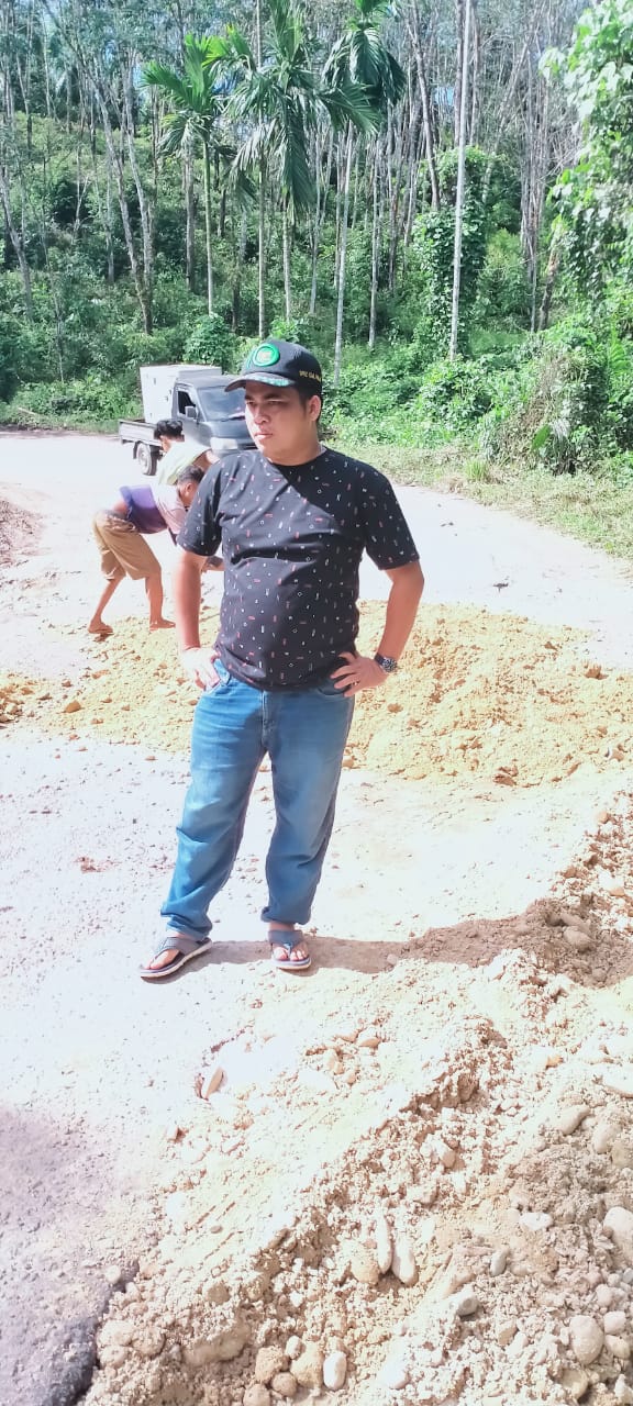 Peduli Keluhan Masyarakat , Anggota DPRD Palas Timbun Jalan Berlubang .
