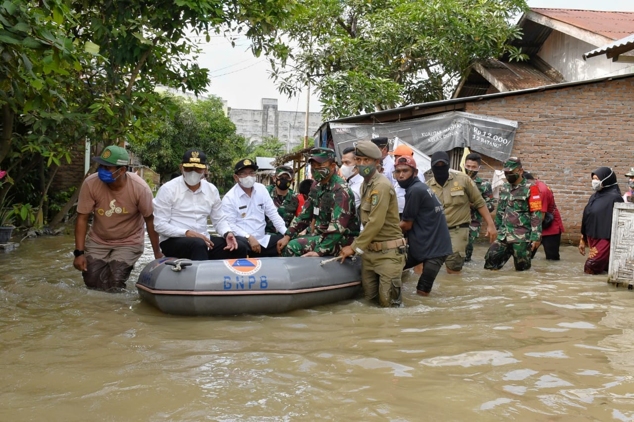 Kunker ke Sergai, Gubsu Bersama Pangdam 1/BB Tinjau Korban Banjir di Sei Rampah