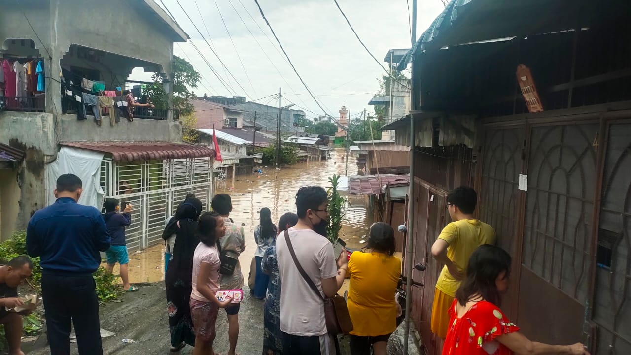 Tim Basarnas Evakuasi Warga Brigjen Katamso Terdampak Banjir