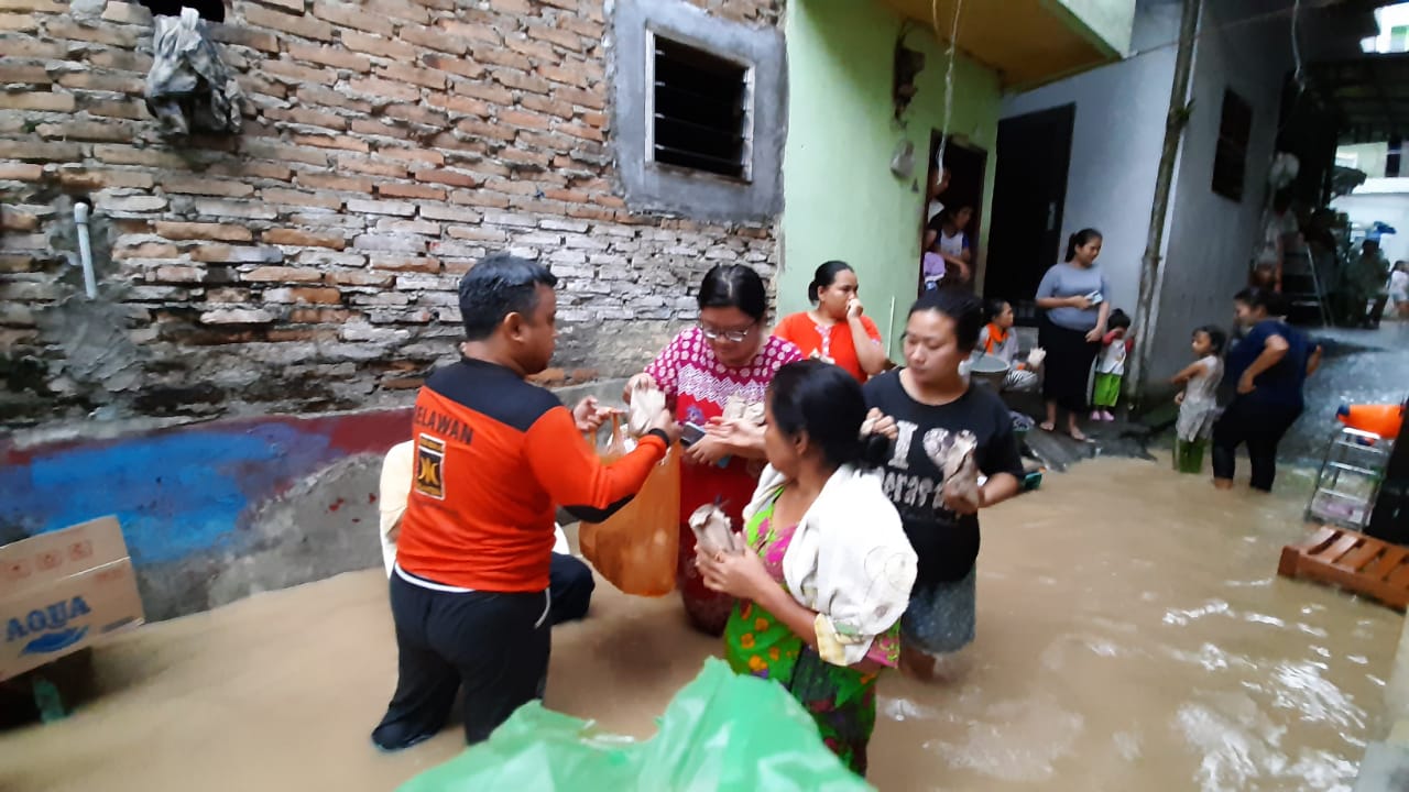 Anggota DPRD Medan ini Terjun ke Lokasi Banjir Bagikan Sarapan Pagi