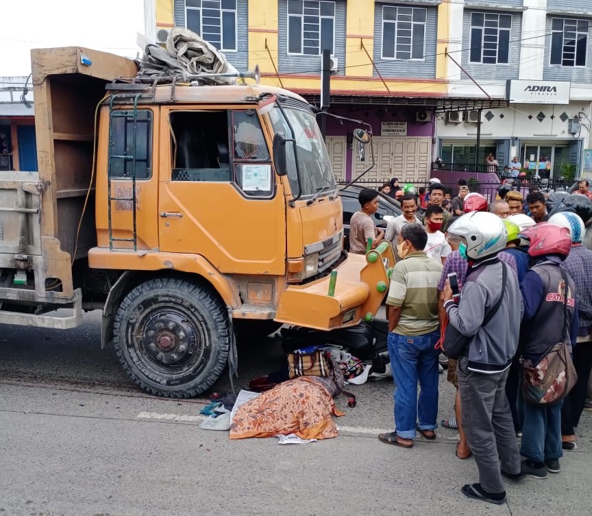 Pengendara Sepeda Motor BK 4287 AEH Tewas Ditabrak Truk Tronton