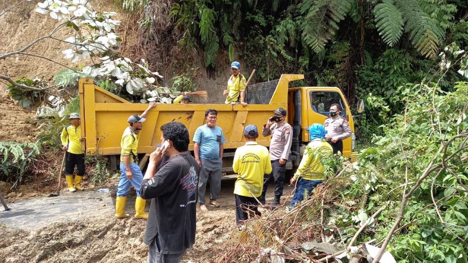 Tanggap Bencana, Dua Polsek Kerja Bakti Bersihkan Longsor