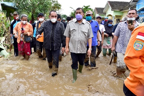 Bupati H Ashari Tambunan Tinjau Jembatan Merah Tuntungan di Desa Durin Jangak