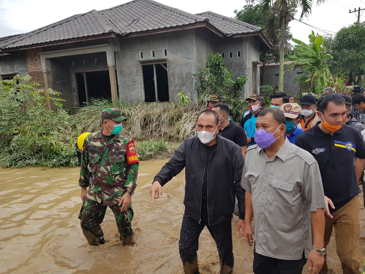 Bupati H Ashari Tambunan Bersama Gubernur Sumut Tinjau Langsung Bencana Banjir di Desa Tanjung Selamat