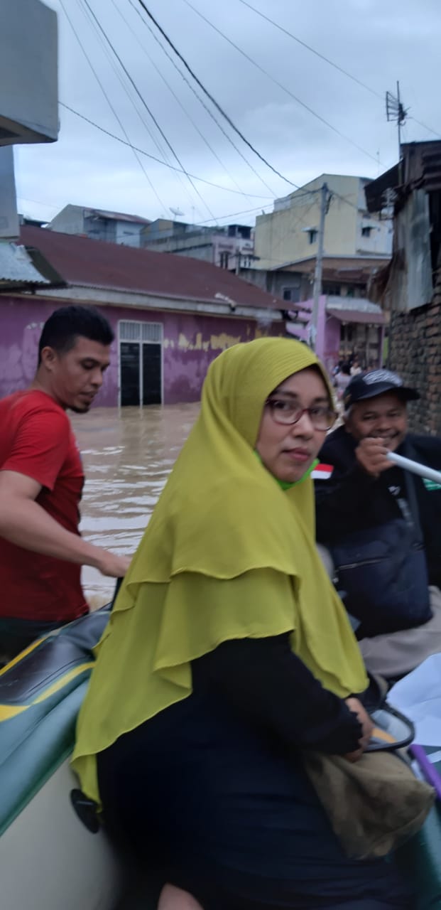 Bantu 3 Unit Perahu Karet dan Sembako, Novy Feby : Untuk Meringankan Beban Masyarakat Korban Banjir