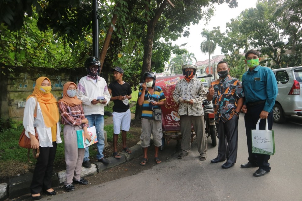 Tourism Malaysia Peduli Bagikan Masker untuk Abang Becak dan Gojek di Kota Medan