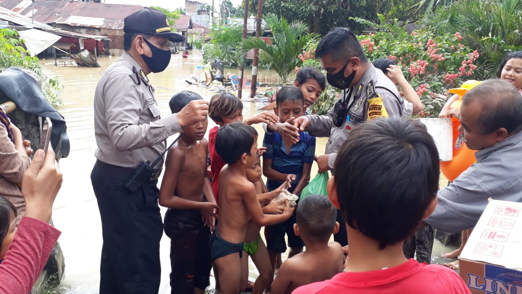 Polsek Medan Kota Bantu Korban Terdampak Banjir di Kel. Sei Mati