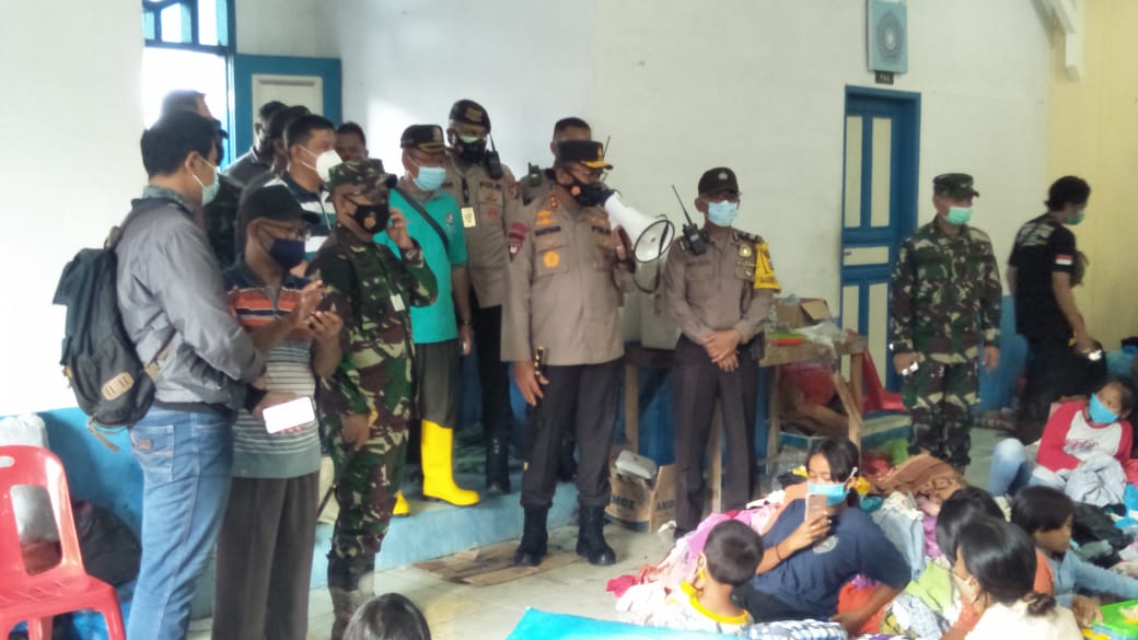 Kapoldasu dan Pangdam I/BB Tinjau Pengungsi Korban Banjir