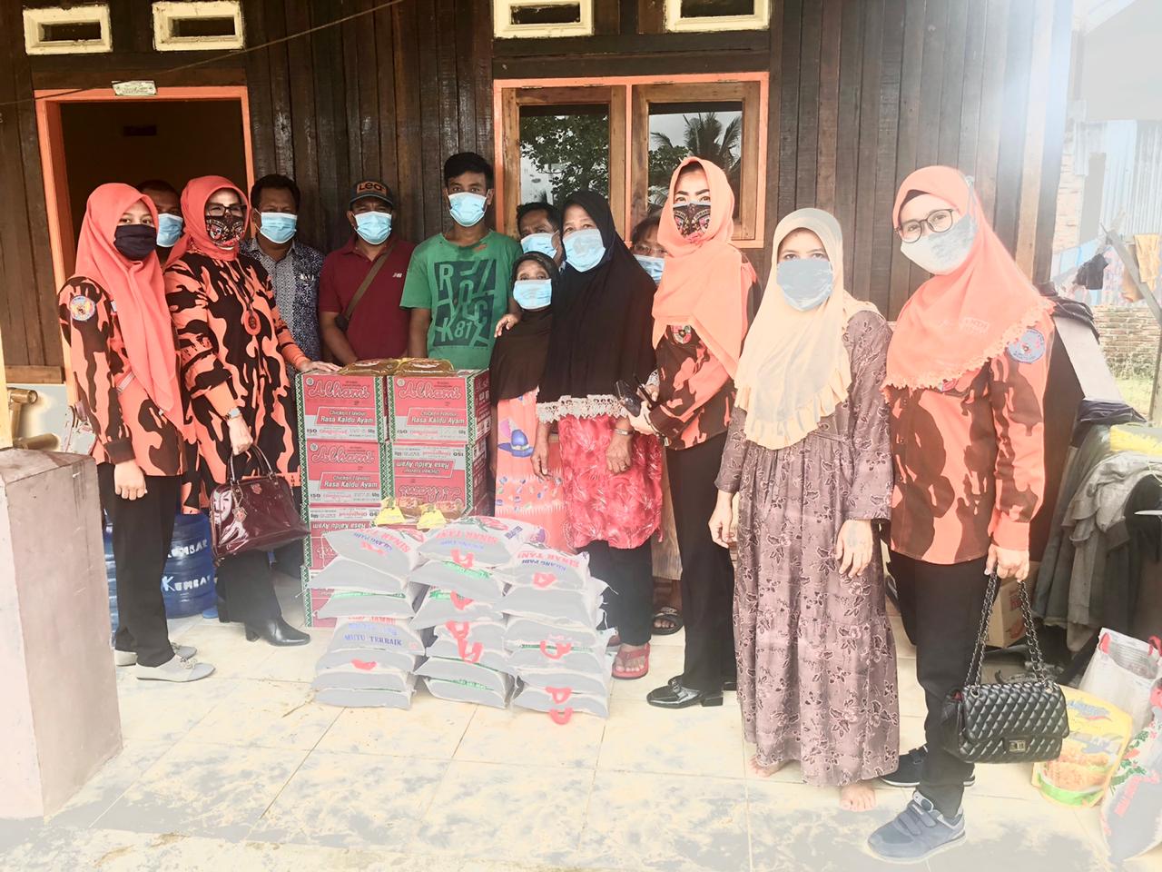 Peduli Korban Banjir, Srikandi PP Sergai Berikan Bantuan Sembako