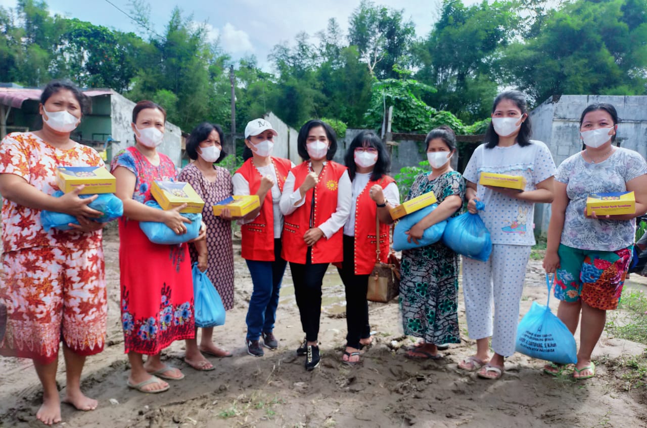 Berbagi Kasih, Yayasan BKK Salurkan Bantuan ke Korban Banjir di Perumahan Puri Anom