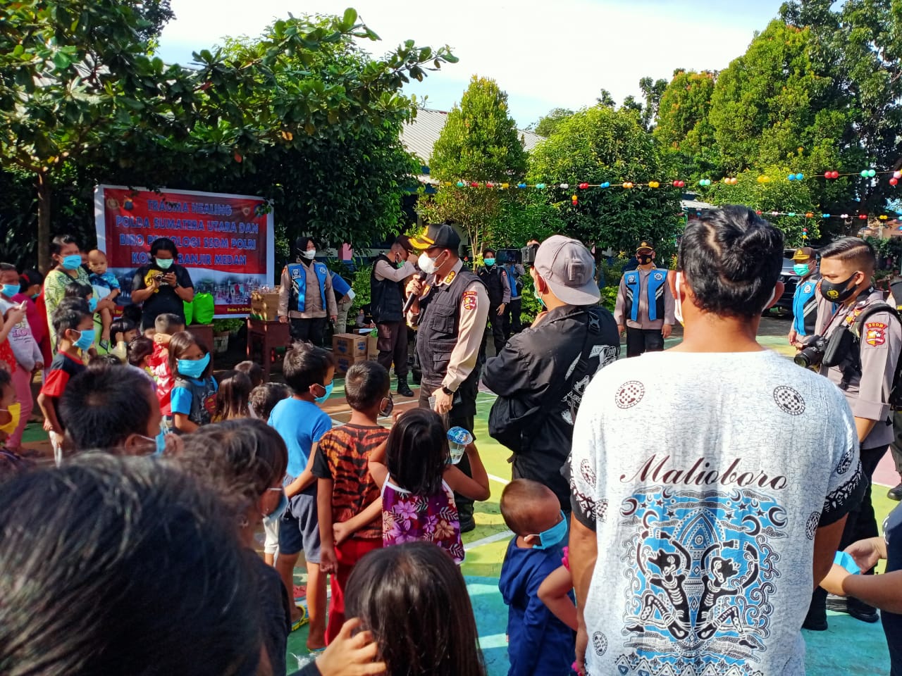 Tim Psikologi Mabes Polri dan Polda Sumut Ajak Anak Korban Banjir Bandang Bermain Hilangkan Trauma