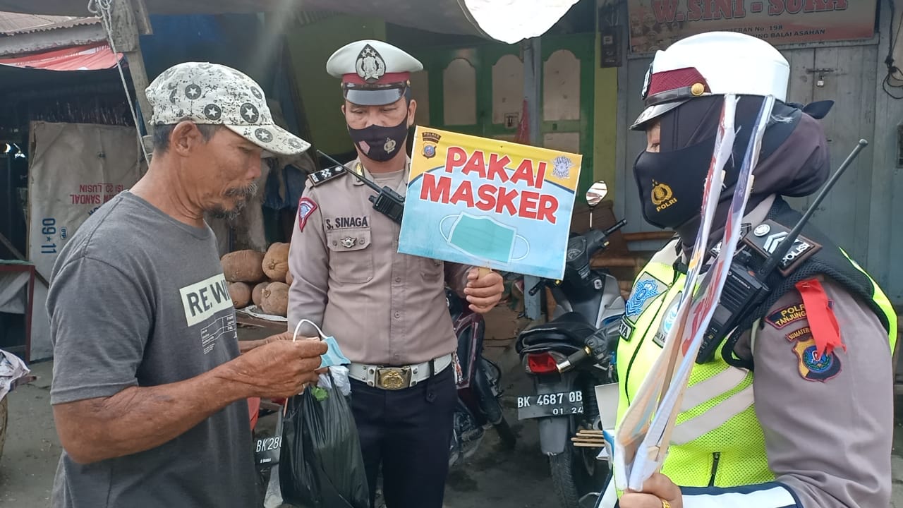 Sat Lantas Polres Tanjung Balai Rutin Bagikan Masker Gratis Perduli Mencegah Virus Corona