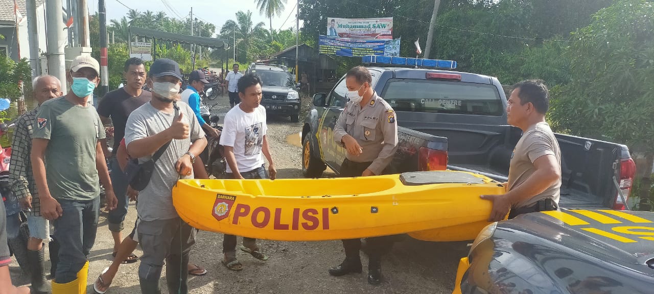Sat Sabhara Polres Tanjung Balai Bantu Warga Pinjamkan Perahu Pantau Kamtibmas dan Banjir