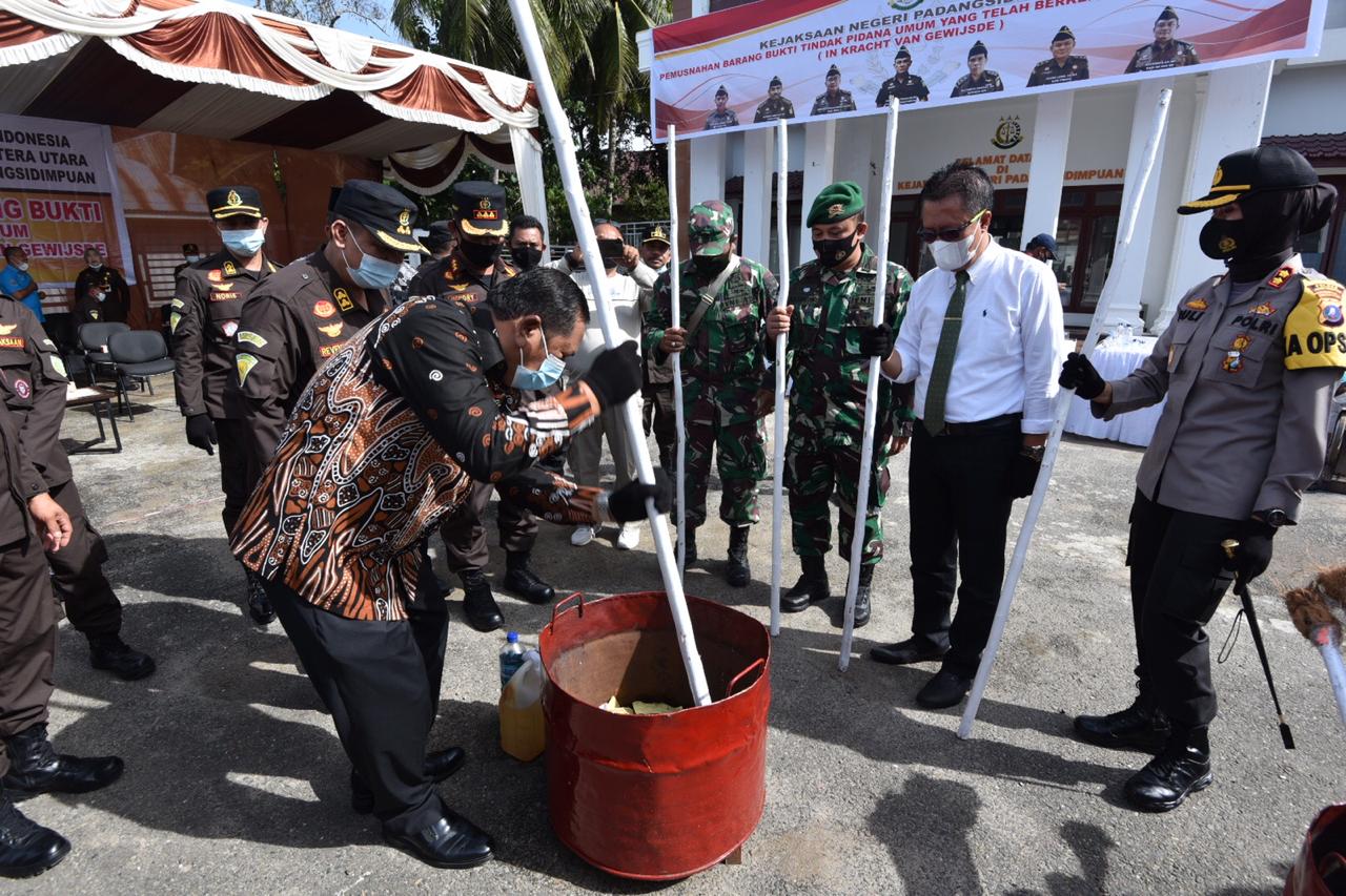Walikota Irsan Efendi Nasution Apresiasi Kejari Musnahkan Barbut Narkotika