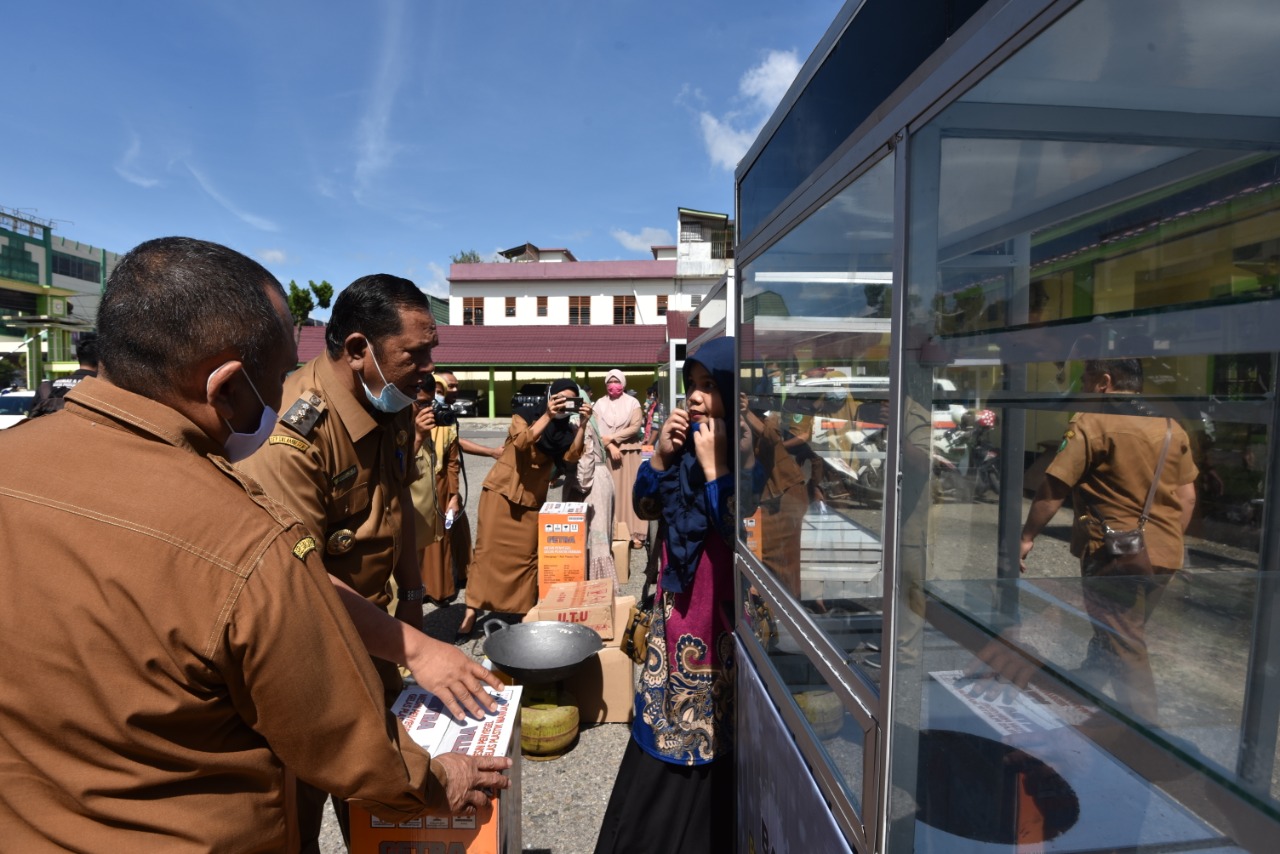 Pedagang Terima Bantuan Pemulihan Ekonomi, Walikota Irsan : Syukuri Bantuan Provinsi dan Pusat