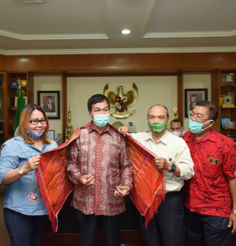 Wartawan Mangulosi Rektor USU Prof Dr Runtung Sitepu SH MHum