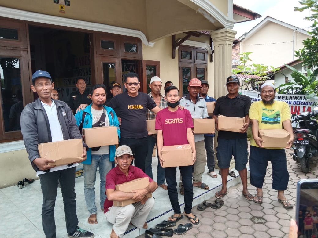 Keluarga Besar DPW PENDAWA Peduli Abang Beca dan Warga Kurang Mampu