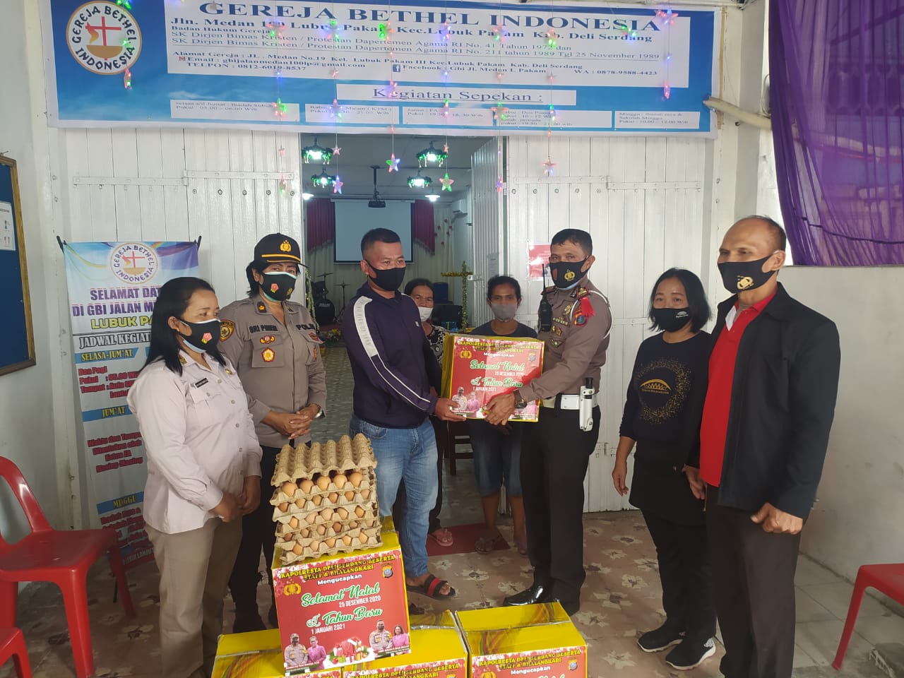 Menjelang Nataru, Polresta Deli Serdang Bagikan Paket Sembako ke Gereja