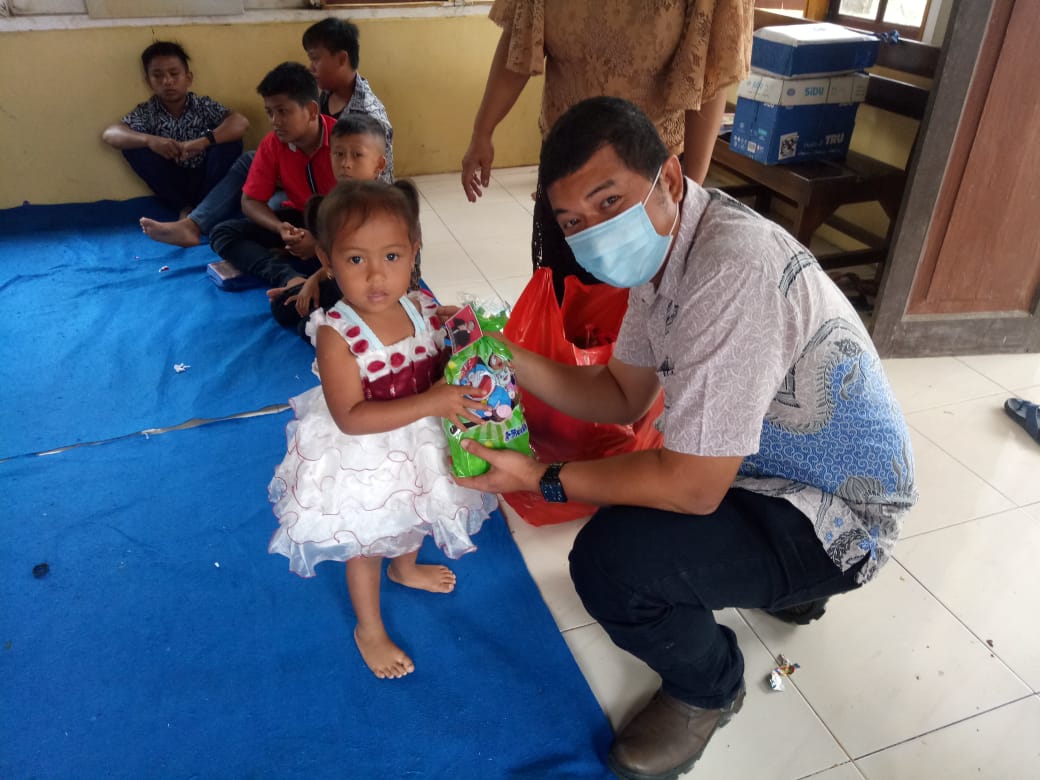 Tokoh Pemuda Leo Bastari Salurkan Bingkisan Natal kepada Anak KAKR