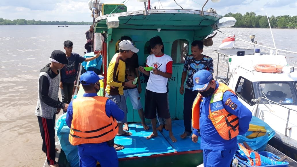 Patroli Perairan dan Sosialisasi Adaptasi Kebiasaan Baru selama 1 x 12 jam di Wilkum Polres Tanjung Balai Kondusif