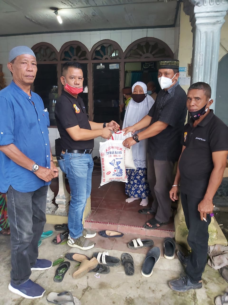 Ketua Pewarta Polrestabes Medan Melayat dan Sekaligus Berikan Santunan Kepada Keluarga Almarhum Ismet