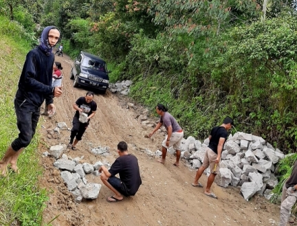 Generasi Muda Kecamatan Garoga Gotroy Perbaiki Jalan Rusak Milik Provinsi di Garoga