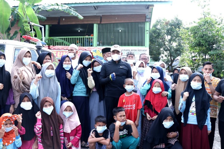 Usai Bersepeda Akhir Pekan Edy Rahmayadi Lakukan Kegiatan Bakti Sosial