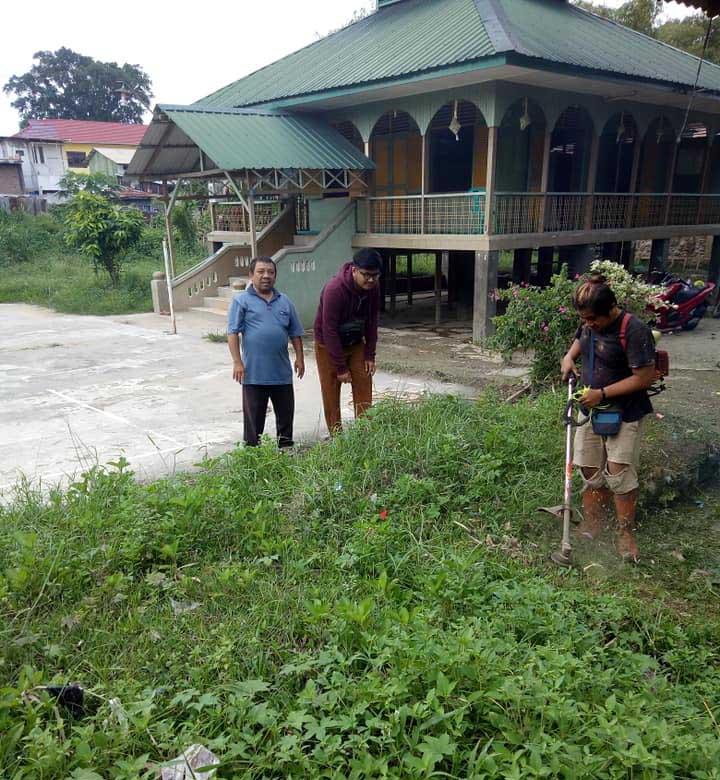 Kepling III M Rizki Aditya Babat Rumput Menjulang di Halaman Mesjid Al-Azhar