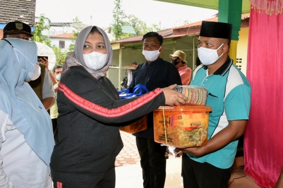 Nawal Serahkan Bantuan Korban Banjir Tanjungbalai dan Asahan