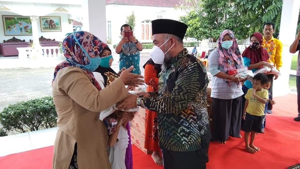 Bupati H. Andi Suhaimi Serahkan Bantuan Pangan kepada 5 Balita