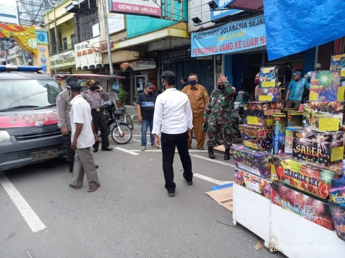 Waka Polsek Medan Baru Pimpin Penertiban Pedagang Mercon