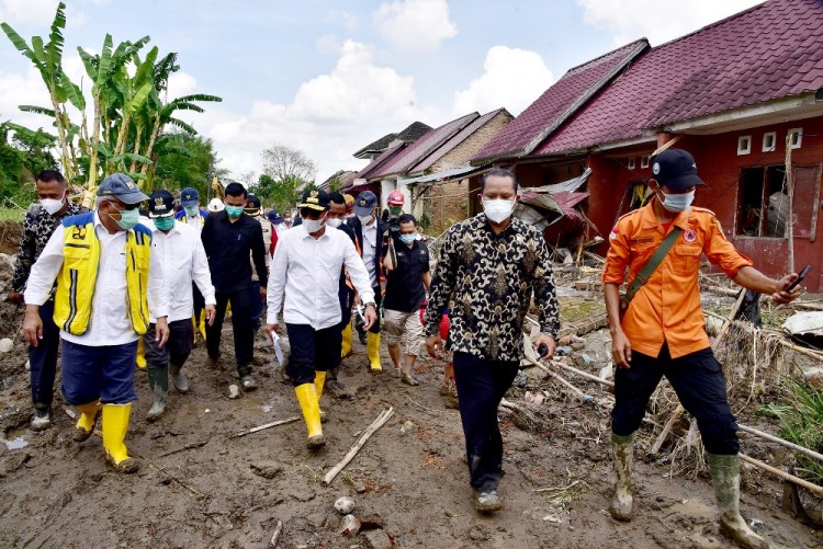 Menteri PUPR Bersama Gubernur Sumut Tinjau Lokasi Banjir  Perintahkan Perbaiki Jalur Sungai  dan Lontarkan Wacana Relokasi