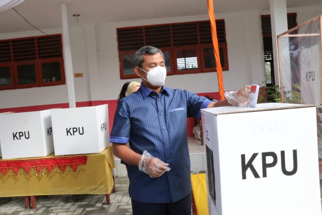 Nyoblos Di TPS 23 Medan Johor, Sekda Ajak Masyarakat Disiplin Terapkan Prokes Saat Gunakan Hak Pilih