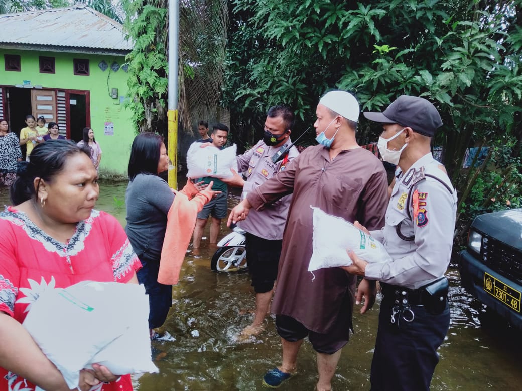 Polres Tanjung Balai Berikan Bansos dan Baksos Kepada Korban Banjir