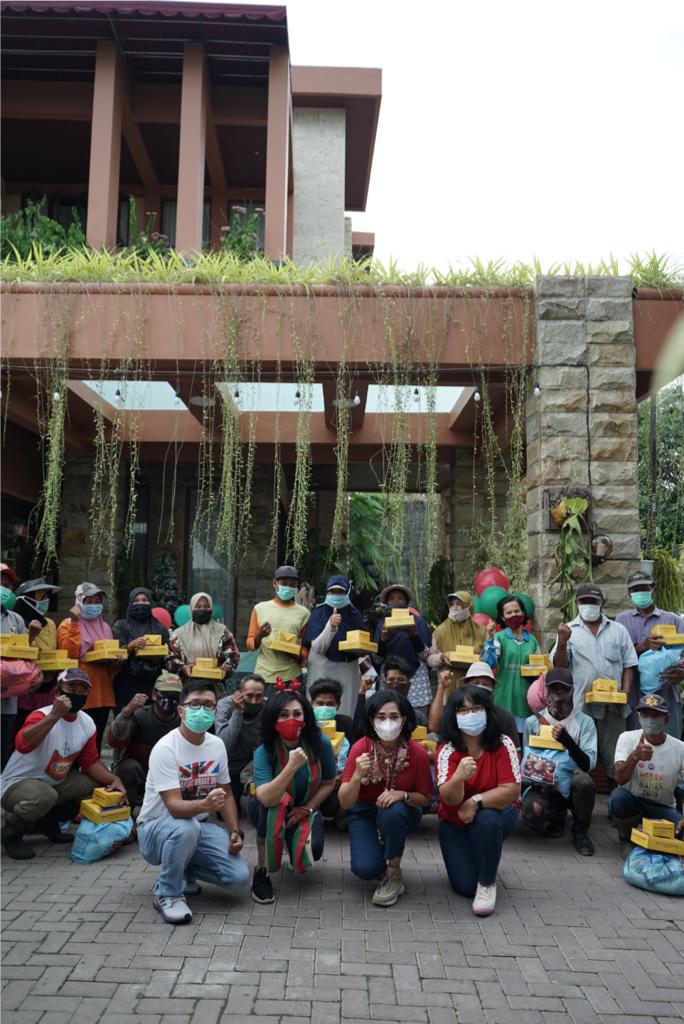 Yayasan BKK Berbagi Berkat Natal Kepada Petugas Kebersihan