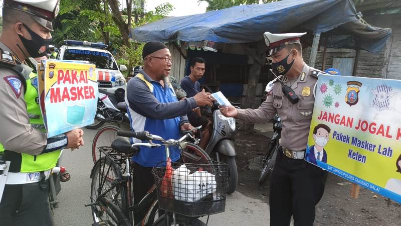 Giat Rutin Sat Lantas Tanjung Balai Bagikan Masker Gratis