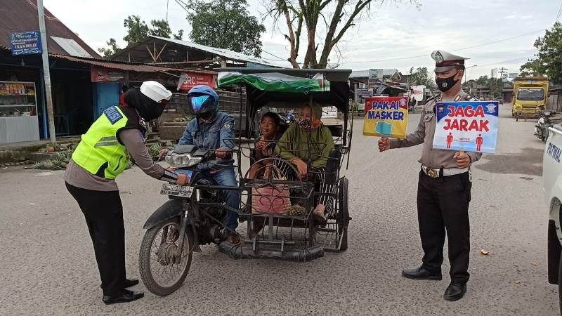 Giat Rutin Menindak Lanjuti Inpres No 6 Tahun 2020 dan Kebijakan Kapolri, Sat Lantas Polres Tanjung Balai Tempel Stiker dan Berbagi Masker Geratis