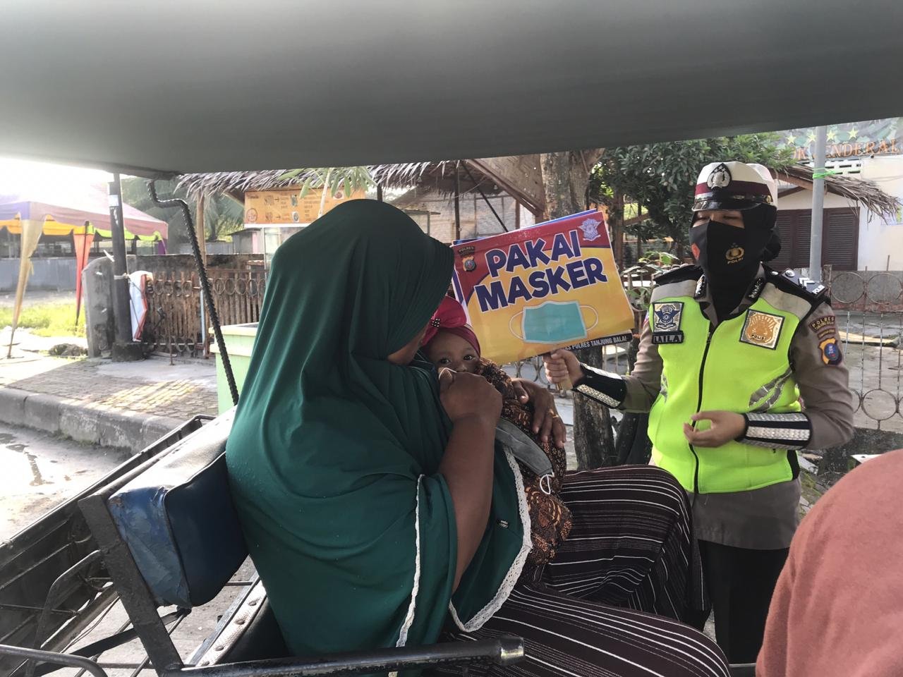 Perkuat Hukum Protkes Mencegah Covid-19, Sat Lantas Polres Tanjung Balai Public Speaking di Persimpangan Jalan