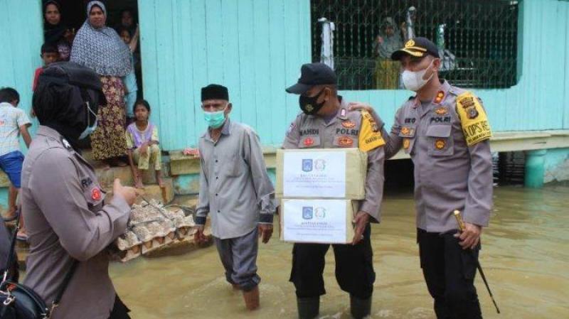Giat Sambang di Samudera Aceh Utara, Kapolres Lhokseumawe Bantu Korban Terdampak Banjir, AKBP Eko Hartanto : Tanamkan Sikap Relawan