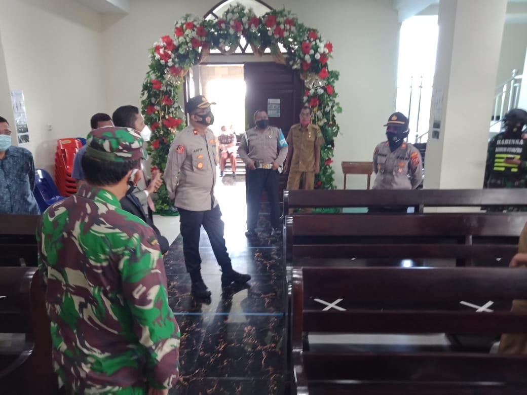 Patroli Skala Besar Tiga Pilar Kec Medan Amplas Sambangi Gereja Jamin Keamanan Natal