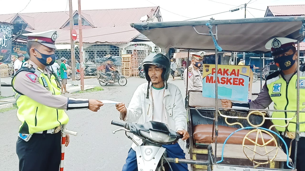Perduli Kesehatan Sat Lanats Bagikan Masker Geratis
