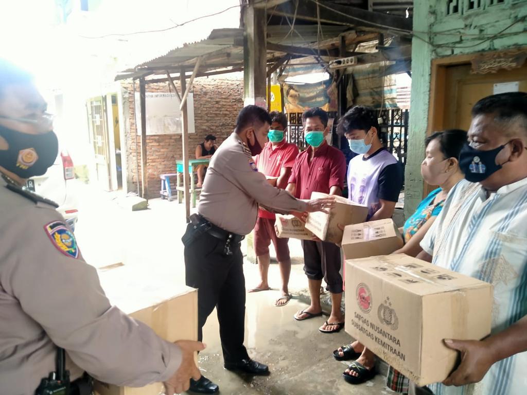 Polsek Medan Barat Salurkan Paket Sembako kepada Warga Terdampak Banjir