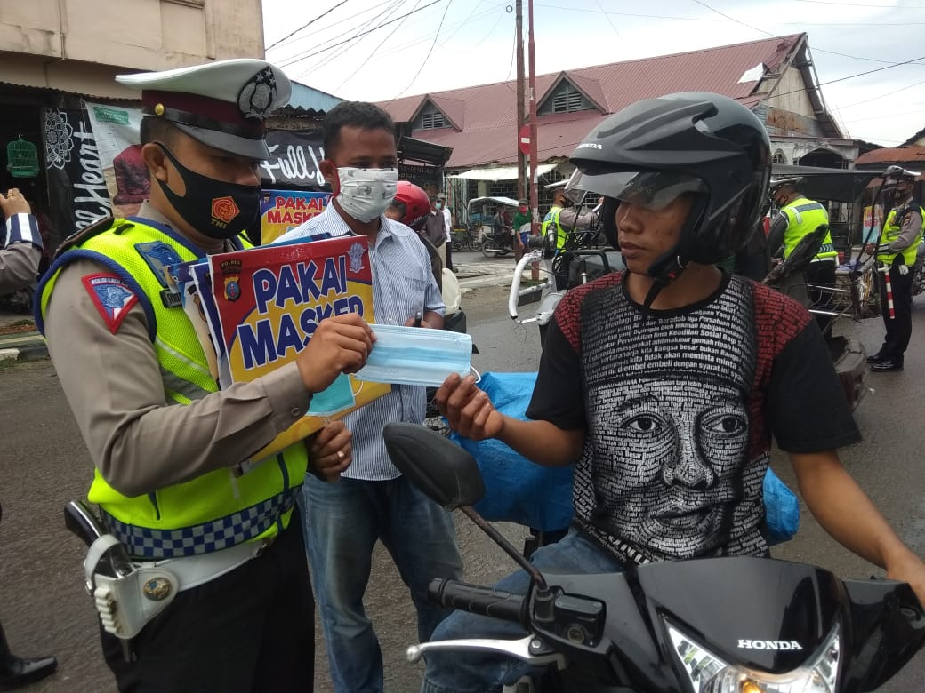Satlantas Tanjung Balai Sosilisasi Prokes dengan Berbagi Masker