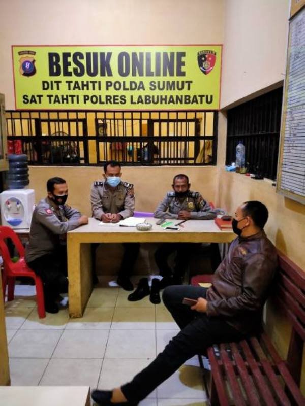 Rawat Kesehatan Tahanan Polres Labuhan Batu Bagikan Vitamin