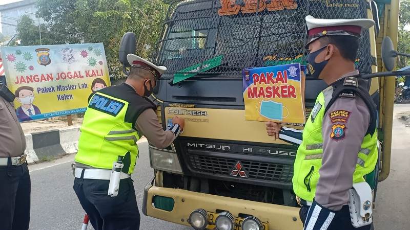 Satlantas Polres Tanjung Balai Tempel Stiker â€œAyo Pakai Maskerâ€