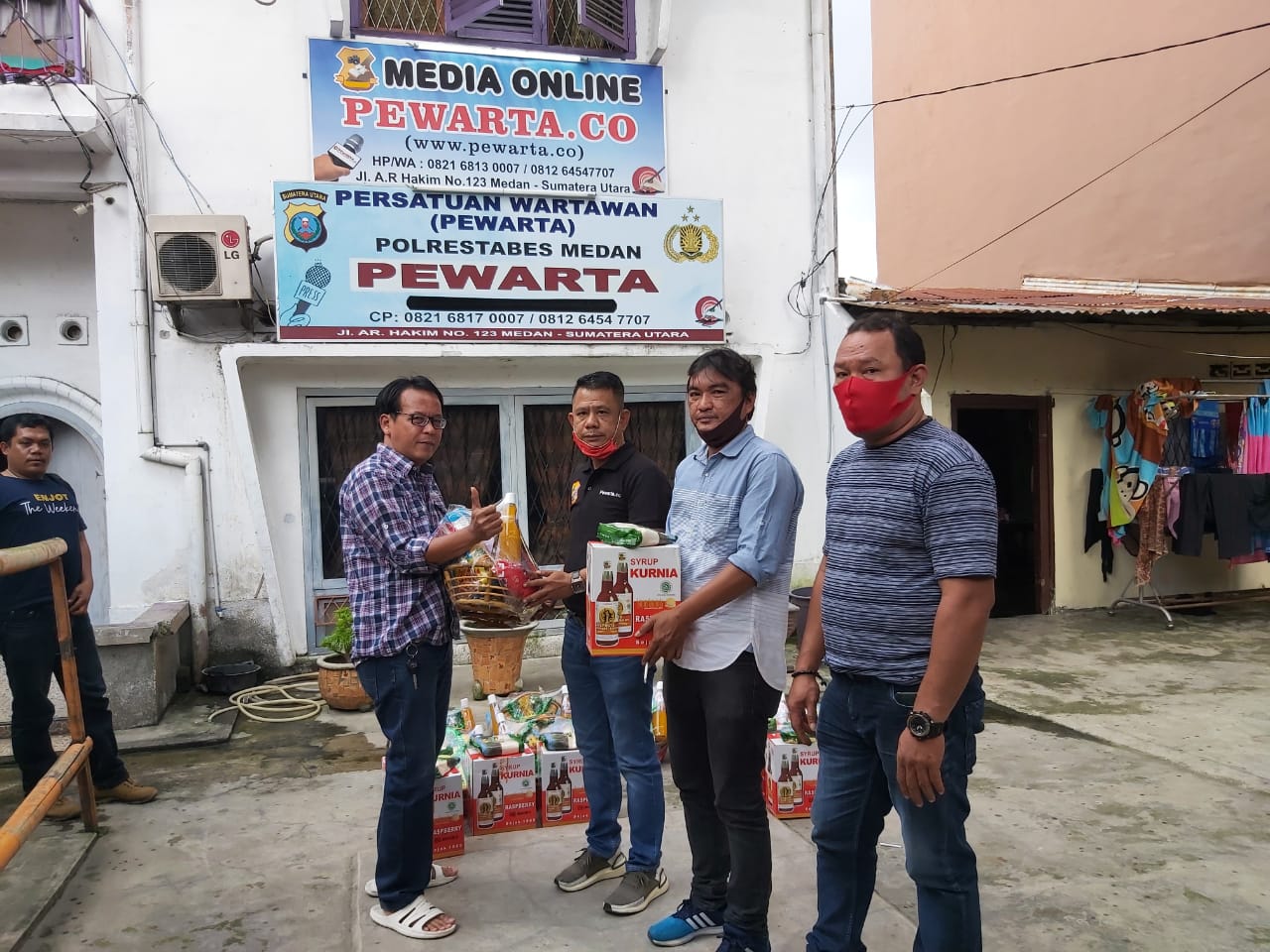 Pengurus dan Anggota Pewarta Polrestabes Medan Beragama Nasrani Terima Paket Natal 2020 dan Tahun Baru 2021