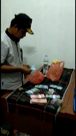 Warga Bersama Pemuda Pancasila Tangkap Timses Paslon, Dengan Barbut Pecahan 50.000 dan 100.000 Satu Plastik